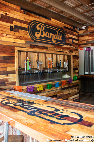 Listing photo id 14 for 2769 Nacogdoches