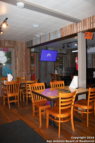 Listing photo id 17 for 2769 Nacogdoches