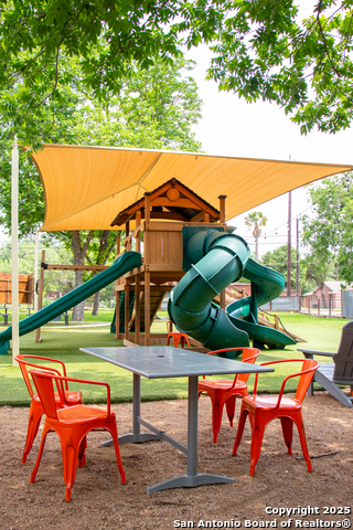 Listing photo id 5 for 2769 Nacogdoches