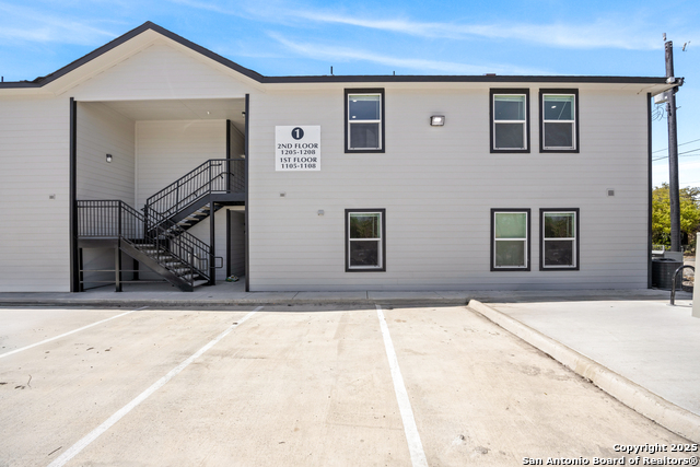 Image 3 of 18 For 138 Ware  1103