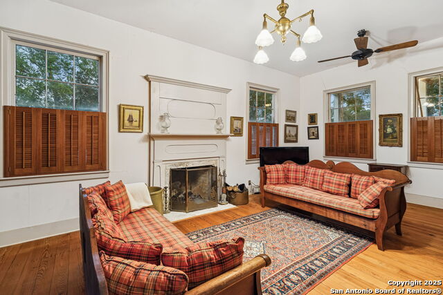 Image 10 of 65 For 276 Coll E 