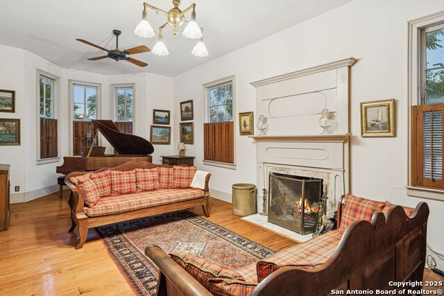 Image 11 of 65 For 276 Coll E 