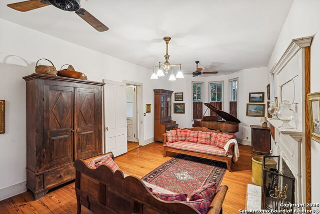 Image 15 of 65 For 276 Coll E 