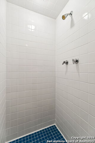 Image 20 of 65 For 276 Coll E 