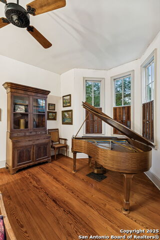 Image 6 of 65 For 276 Coll E 