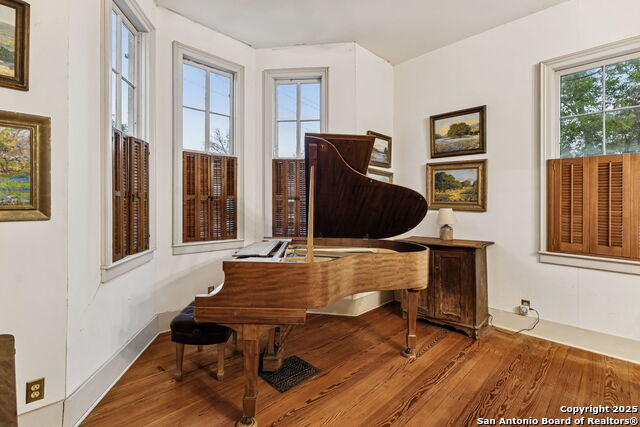 Image 7 of 65 For 276 Coll E 