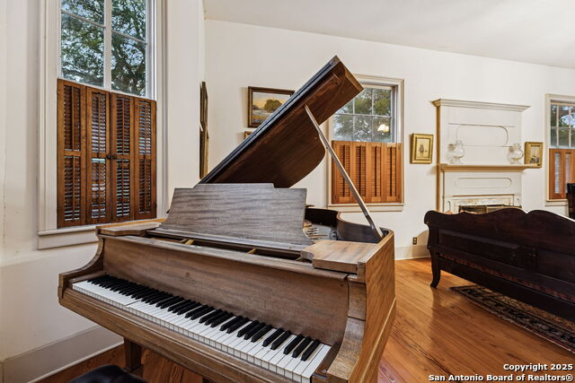 Image 8 of 65 For 276 Coll E 