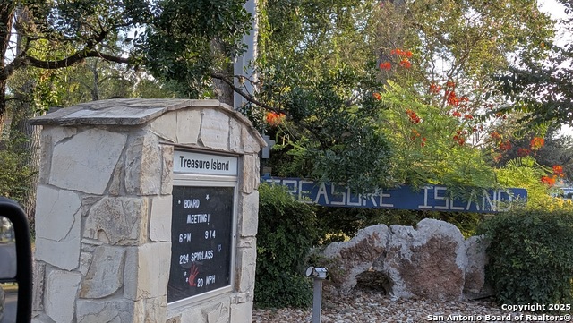 Listing photo id 5 for 138 Fairwind Ln