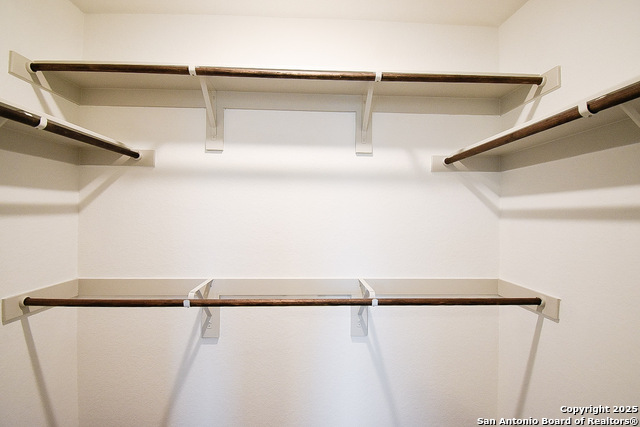 Image 21 of 37 For 10211 Tulipwood Run 101