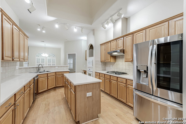 Listing photo id 8 for 18719 Rogers Pass