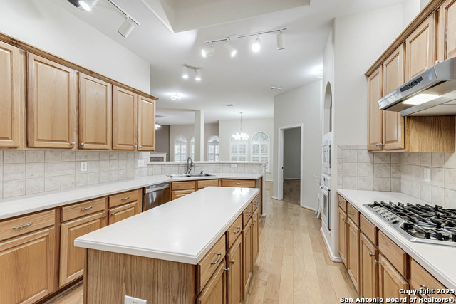 Listing photo id 9 for 18719 Rogers Pass