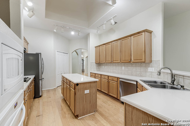 Listing photo id 10 for 18719 Rogers Pass