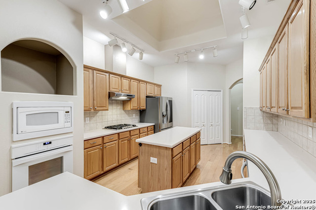 Listing photo id 11 for 18719 Rogers Pass