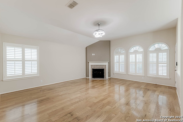 Listing photo id 14 for 18719 Rogers Pass