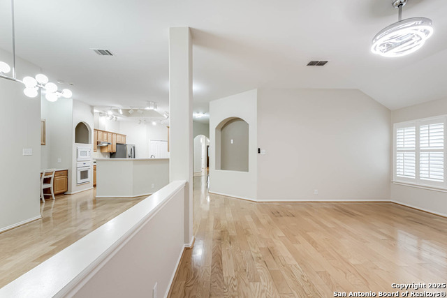 Listing photo id 19 for 18719 Rogers Pass