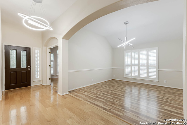 Listing photo id 2 for 18719 Rogers Pass