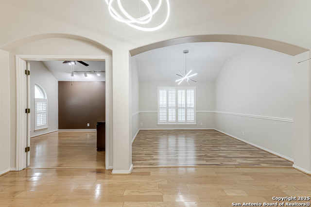 Listing photo id 3 for 18719 Rogers Pass