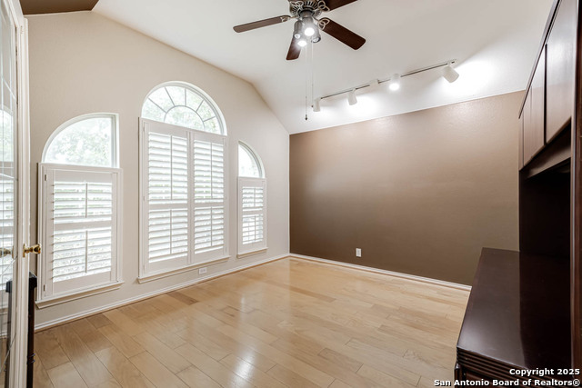 Listing photo id 4 for 18719 Rogers Pass