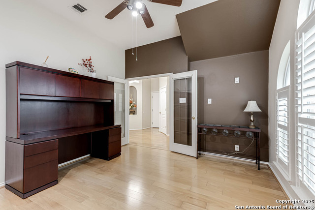 Listing photo id 5 for 18719 Rogers Pass