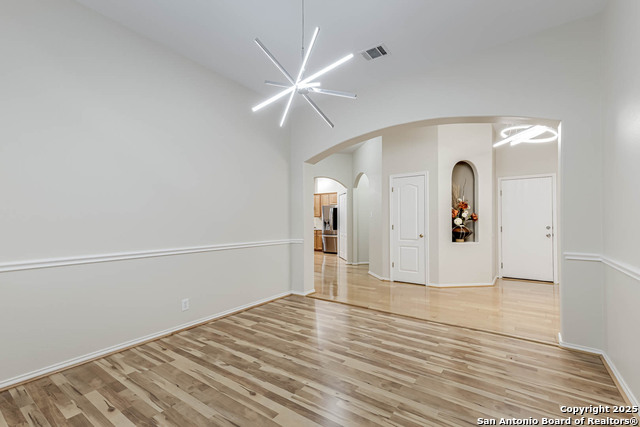 Listing photo id 6 for 18719 Rogers Pass