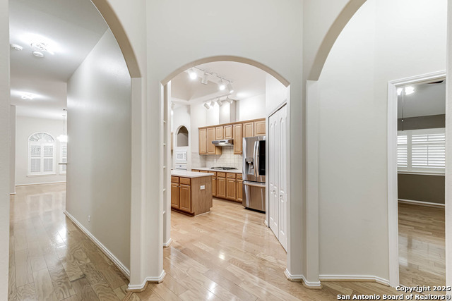 Listing photo id 7 for 18719 Rogers Pass