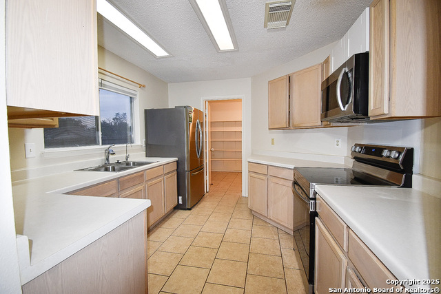 Image 11 of 37 For 5515 Champions Hill Dr