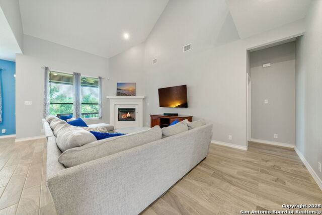 Listing photo id 4 for 1524 Leeds Park