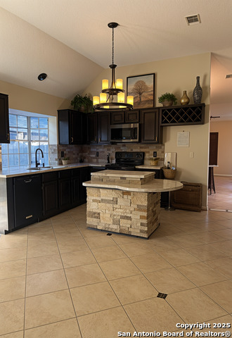 Listing photo id 3 for 7439 Windbridge