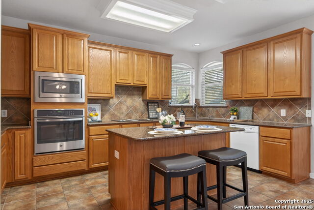 Listing photo id 12 for 22711 San Saba Blf