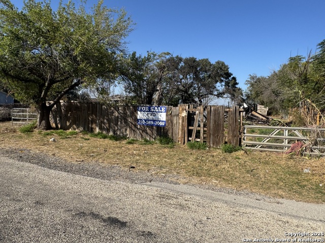 Image 2 of 4 For 2288 Royal Oaks