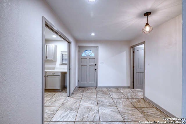 Image 12 of 35 For 214 Frio W