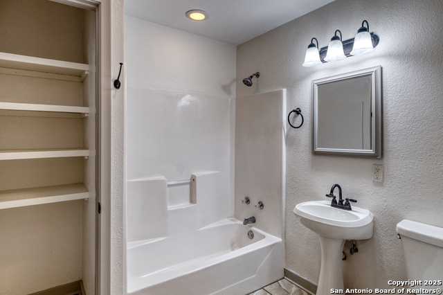 Image 16 of 35 For 214 Frio W