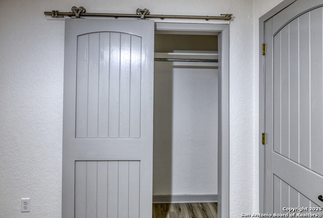 Image 21 of 35 For 214 Frio W