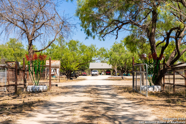 Listing photo id 39 for 2133 Lausen  