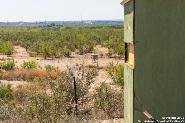 Listing photo id 46 for 2133 Lausen  