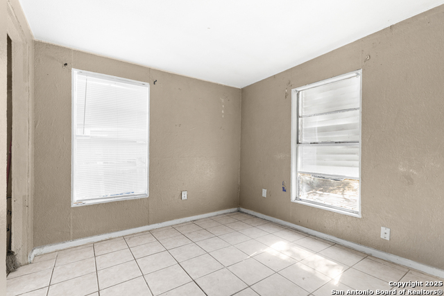 Image 13 of 24 For 508 Edmonds Ave E