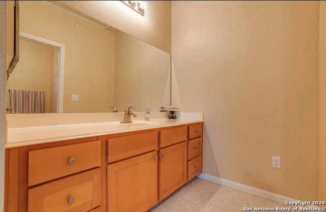 Listing photo id 37 for 6160 Eckhert  Apt 103