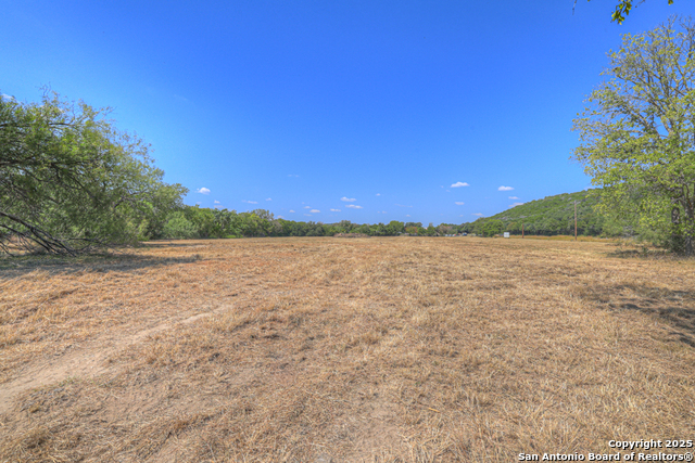 Listing photo id 10 for 13607 Fm 306