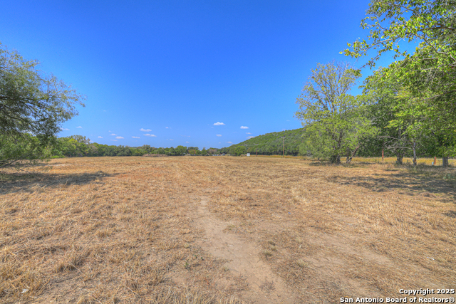 Listing photo id 11 for 13607 Fm 306