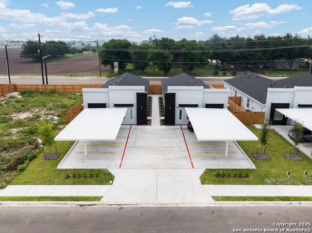 Listing photo id 0 for 848 Deluxe Street