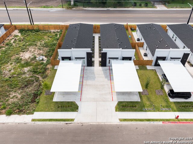 Listing photo id 1 for 848 Deluxe Street