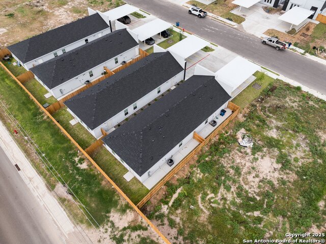 Listing photo id 2 for 848 Deluxe Street