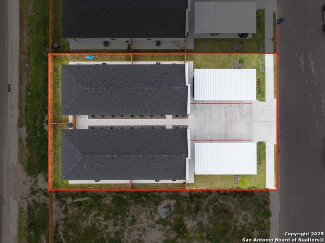 Listing photo id 3 for 848 Deluxe Street