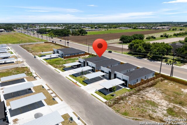 Listing photo id 4 for 848 Deluxe Street