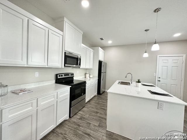 Listing photo id 11 for 1505 Shavano Drive