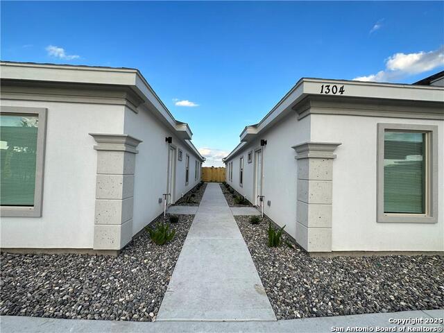 Listing photo id 2 for 1505 Shavano Drive