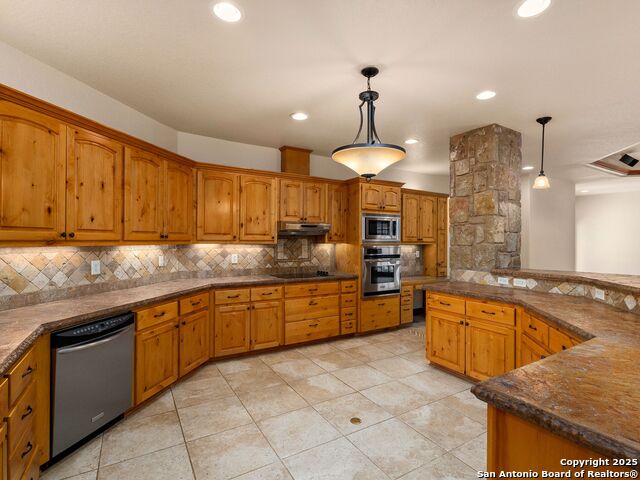 Image 14 of 73 For 102 Oak Valley Dr