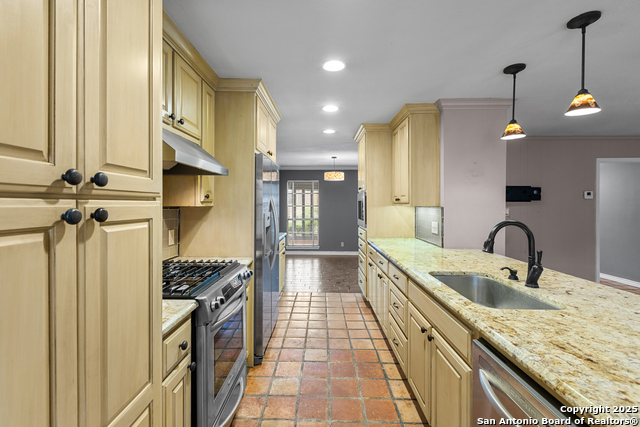 Listing photo id 8 for 810 Clearview