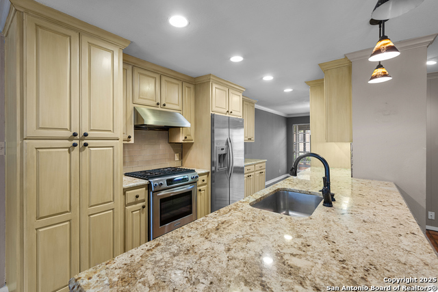 Listing photo id 9 for 810 Clearview