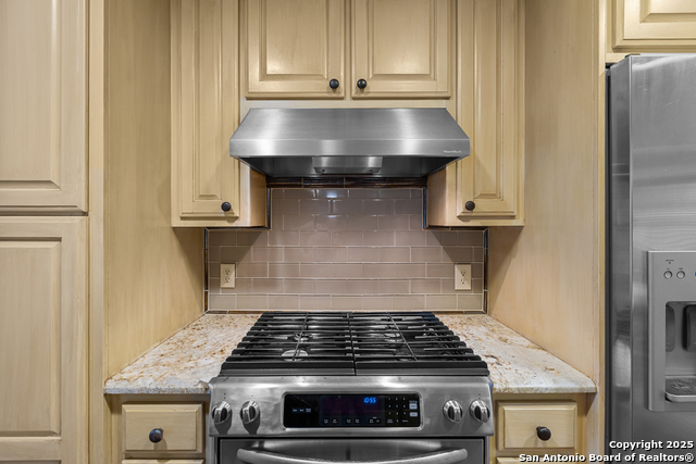 Listing photo id 10 for 810 Clearview